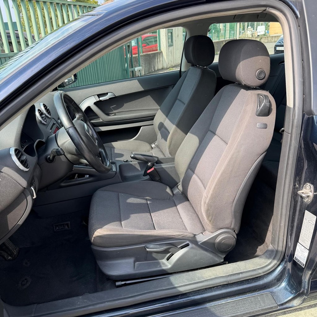Foto 10 AUDI A3 1,6TDI 105cV 3 puertas