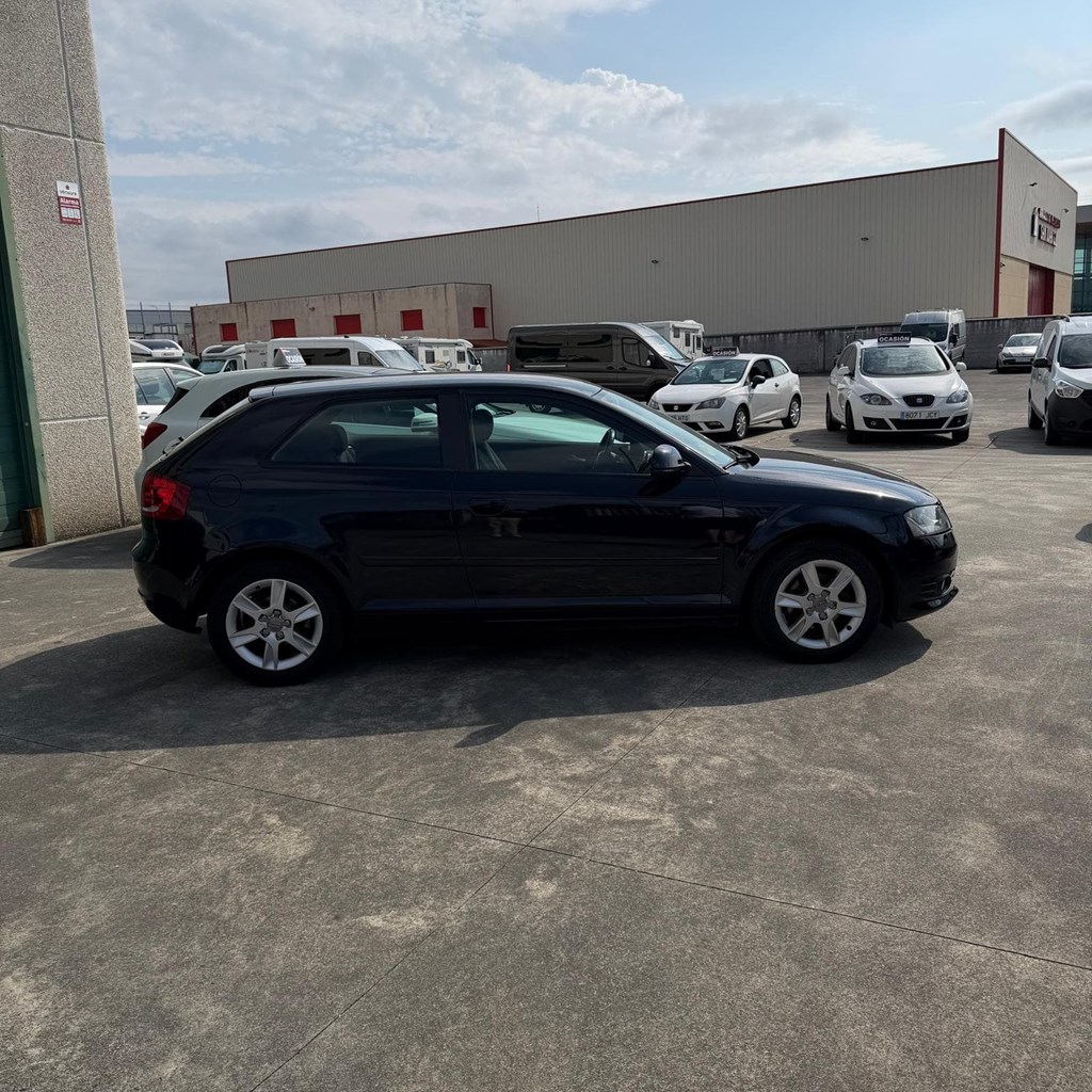 Foto 5 AUDI A3 1,6TDI 105cV 3 puertas