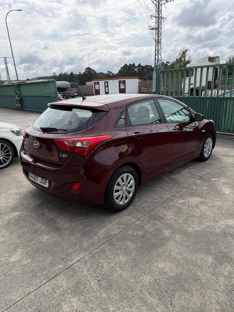 Foto 8 HYUNDAI i30 1,4CRdI 90cv 5puertas