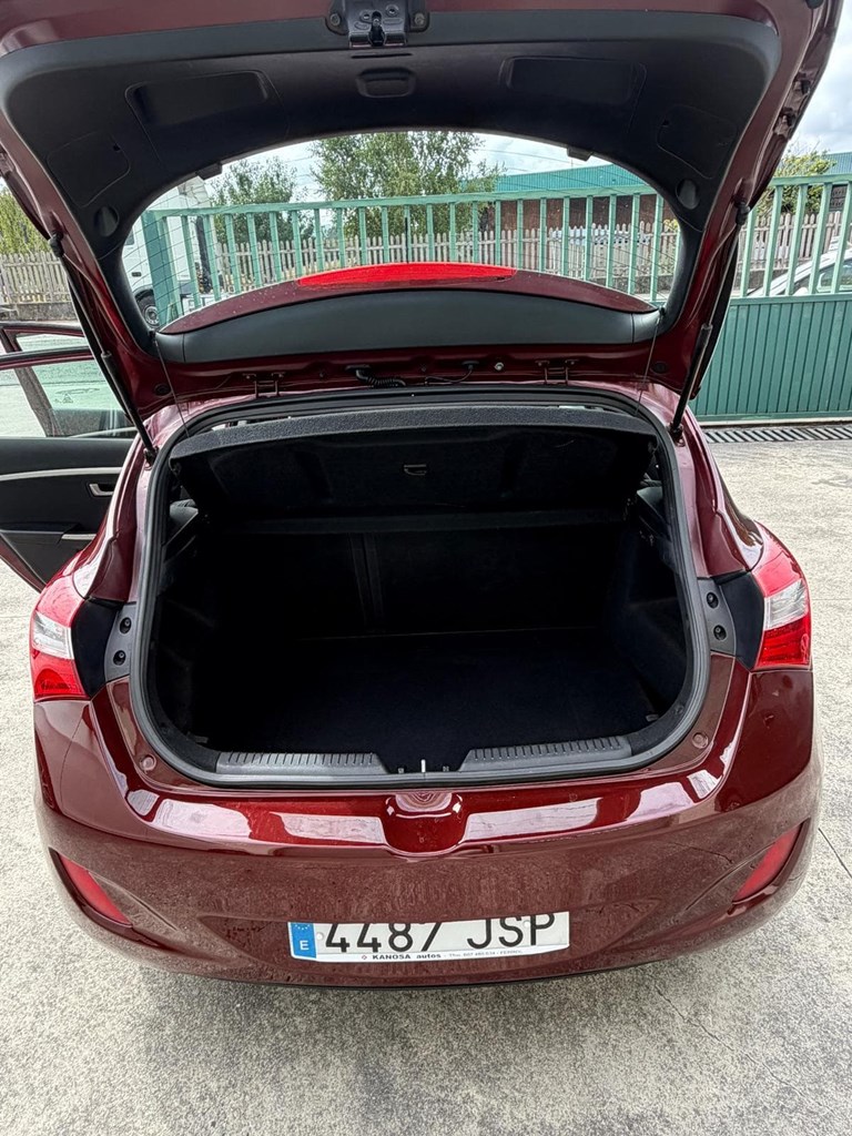 Foto 9 HYUNDAI i30 1,4CRdI 90cv 5puertas