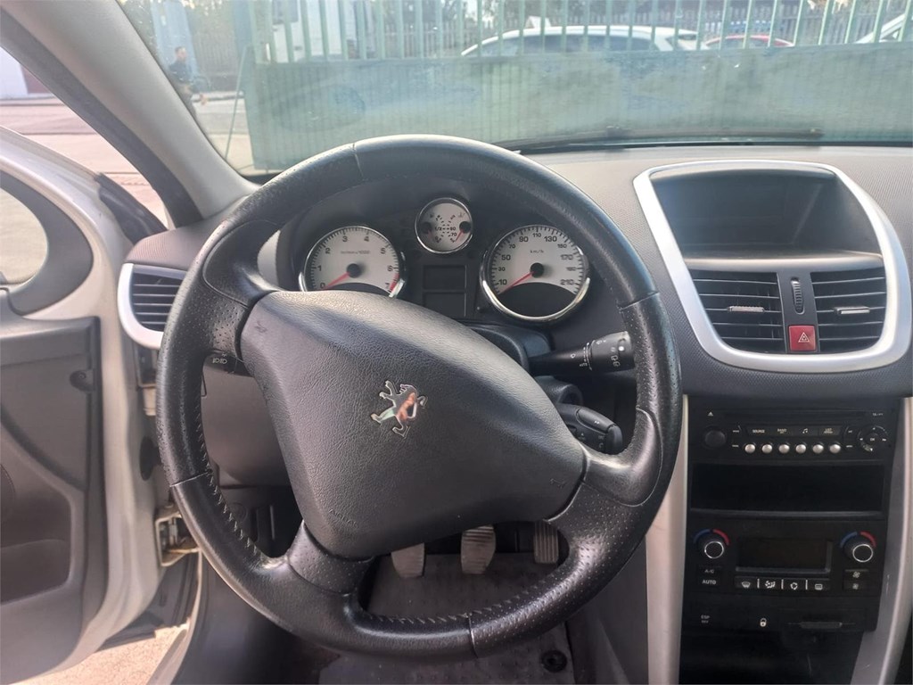Foto 10 PEUGEOT 207 1,4-VTI 95cv 5 puertas