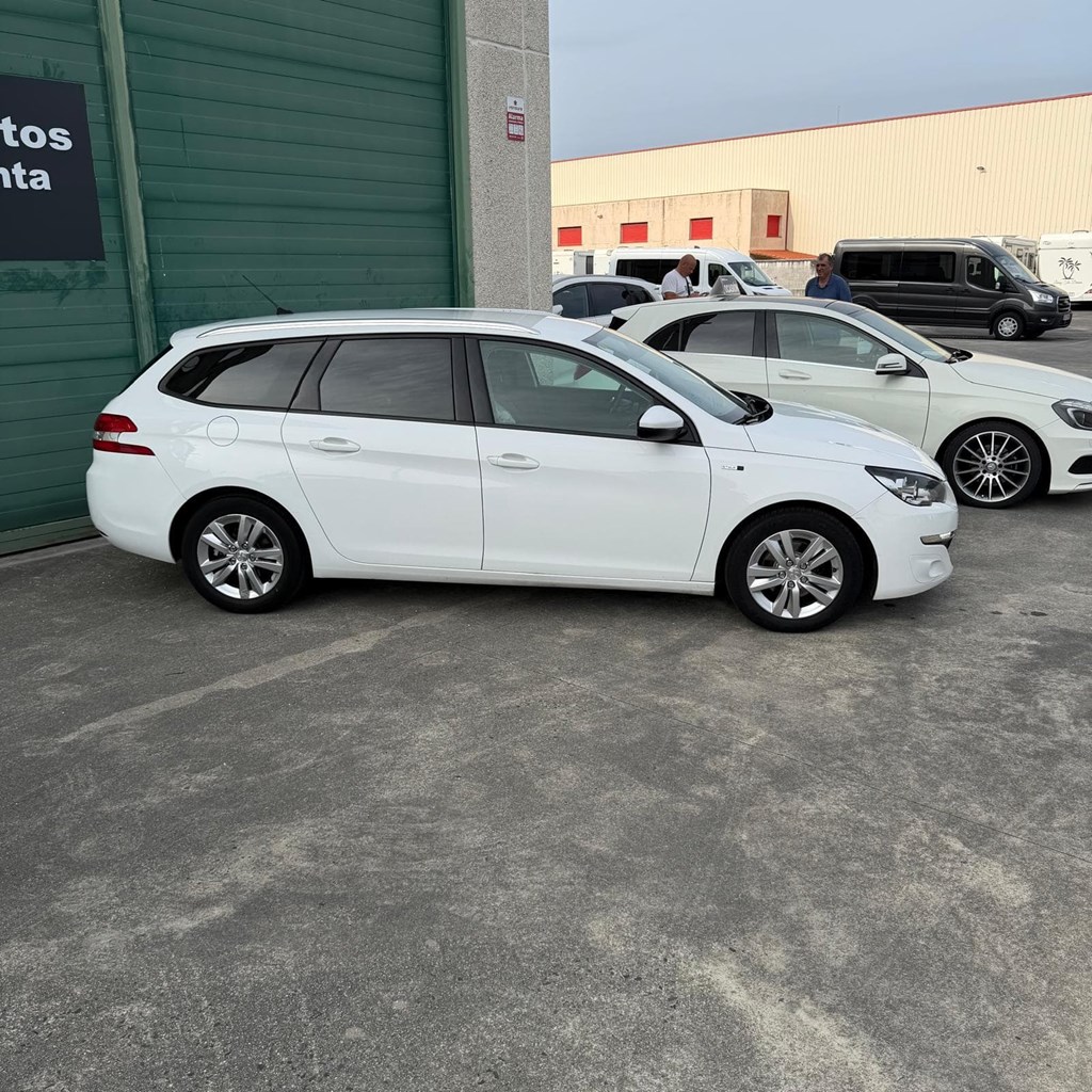 Foto 4 PEUGEOT 308SW 1,6 eHDI 120cv 6 vel.