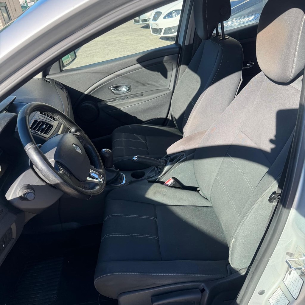 Foto 11 RENAULT MEGANE 1,5dCI 90cv 5p
